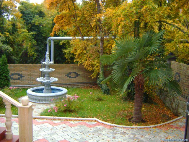 Во дворе усадьбы дома бассейн и фонтан